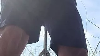 Seul dans la foret j'exhibe mon intimite et mon jus