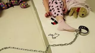 Foot worship asylum teen sucks dom’s toes