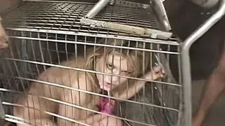 Blondes Teen hat Bukkake mit vier harten schwaenzen