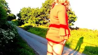Crossdresser Kellycd masturbiert auf ihrer Autofahrt auf dem Lande
