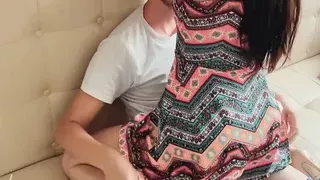 ein hübsches Mädchen im Kleid hat meinen Schwanz mit ihren Beinen verführt und dann gefickt