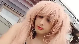 Niedliches Weichei genießt die Natur