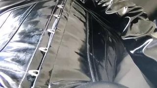 Amateur-Crossdresser-Fetisch-Masturbation im Catsuit und PVC-Korsett und Stiefeln