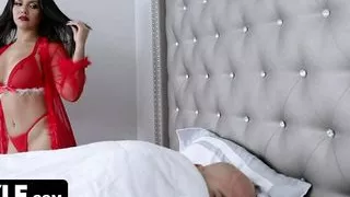 Mylf - Extra freche Milf liegt auf der Couch mit ihrem Arsch, der bereit ist, gepackt zu werden