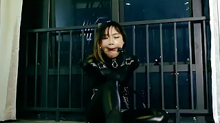 Fejira com The girl in leather who was locked with a mask