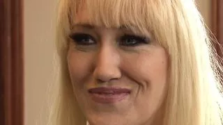 Milf im Latexoutfit wird in der Kueche hart gefickt