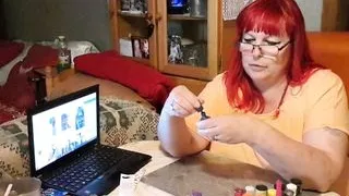 Vends-ta-culotte - French amateur milf painted her nails