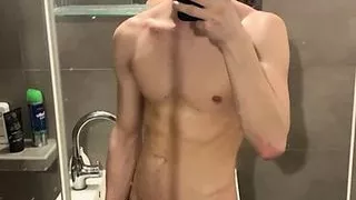 Teenie wichst seinen dicken, ungeschnittenen Schwanz und macht einen riesigen Cumshot