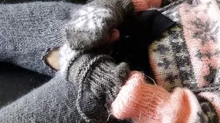 Rosa und grauer Mohair-Rollkragenpullover und Sperma-Ladung