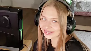 Californiababe is watching her porn