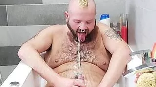 Cub self piss in bathtub