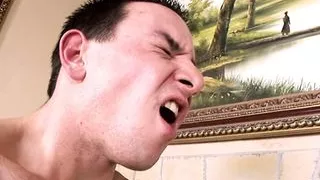 Kleinwuechsige Milf im Koffer ins Hotel geschmuggelt um zu ficken