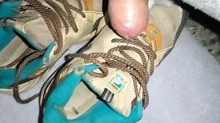 Ich sperma in meinen Fila Turnschuhen