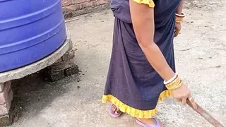 Jhadu Nikal Rhi Bengali Bhabhi Ko Chat Par Room Me Jabardasti Choda