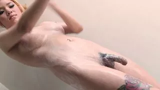 Zierliche blonde Transe in Socken wichst und hat Dusche