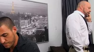 Mitarbeiterin Parker Wright von schwulem Chef Casey Williams in den Arsch gefickt