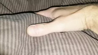 Meinen heterosexuellen besten Freund nach der Party aufwecken, um ihm heimlich einen entspannenden Handjob zu verpassen, bis er einen schönen, cremigen Orgasmus hat