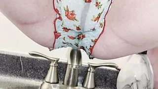 Bubble Butt Femboy Pinkeln Höschen Kompilation