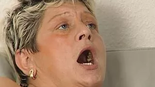 Leck die fette Sau bis zum Orgasmus