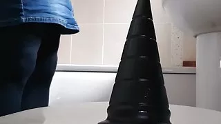 Sissy Crossdresser streckt ihren Arsch mit großem Analspielzeug