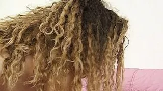 Notgeile brunette Milf besorgt es sich selbst vor der Arbeit