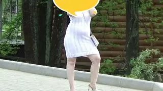 Milf shines a big ass in the park