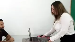 Aluno chupa e fode professora na sala