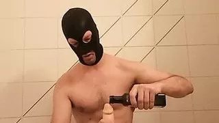 Akteon mit einem Dildo in seinem Arsch, der stöhnt, um dich hart zu machen