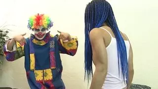 Schwarzes Emo Teen beisst gerne in Schwaenze vor dem Ficken