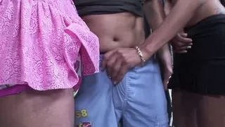 er muss die schwaenze von den zwei heissen girls lutschen