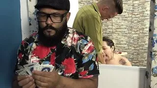 Suzie Slut - Amigo preocupado e coroa casada, chamou o amigo do marido pra ir na cozinha e caiu de boca no pau