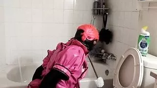 Sissy Maid reinigt Toilette mit neuer Bürste