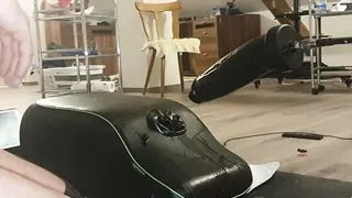 Bosshog verwandelt seinen Arsch in ein Schweineloch auf der Fickmaschine, oink!