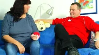 Vollbusige Hausfrau nimmt einen großen Schwanz