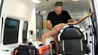 Sie nimmt den Schwanz im Krankenwagen