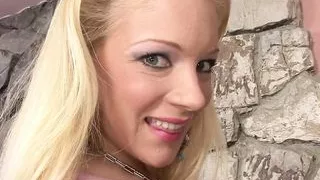 Heidi Mayne fickt ihren schwarzen Schwanz in den Mund und dann in