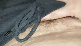 Trans-Männchen spielt mit Klitoris in grauen Sweatpants