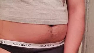 Ich trage den Tanga und das Top meiner Frau und wichse zu ihr