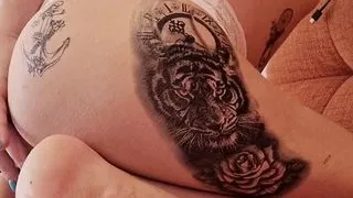 Zeigt ihren heißen Arsch und spielt mit ihrem Arschloch