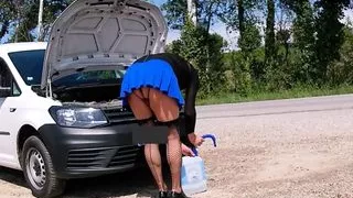 Ich fülle Adblue in mein Auto ein und fahre im Minirock und durchsichtigem Top durch die Gegend