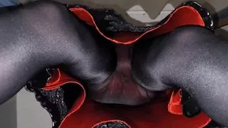 Schwarzer Rock mit rotem Futter und Strumpfhose