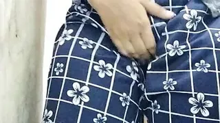 Desi indian girl.ko nangi dekha bathroom m choot mai ungli krte hue