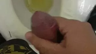 Pedro Pentel pissing