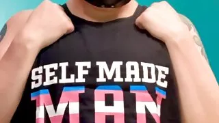 Ich modelliere mein neues Trans Pride Tank Top mit einem Striptease