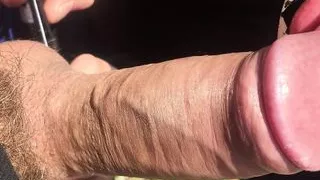 Exklusiv auf der Straße vor den Leuten einen riesigen Schwanz im Mund einer fickenden Memme