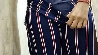 Bhen ko blackmail krke choda aur nahate hue choot m ungli daal di jaberjasti