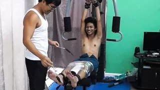 Asiatisches Twink-Idol gefesselt und gekitzelt