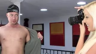 glattrasierte junge muschi bekommt gesichtsbesamung