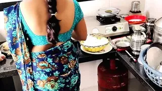 ( Kichen sex )6) Mami khana khane baithi hai jab tak chod lete hai
