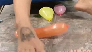 Brunette receives a cumshot on her feet after sex